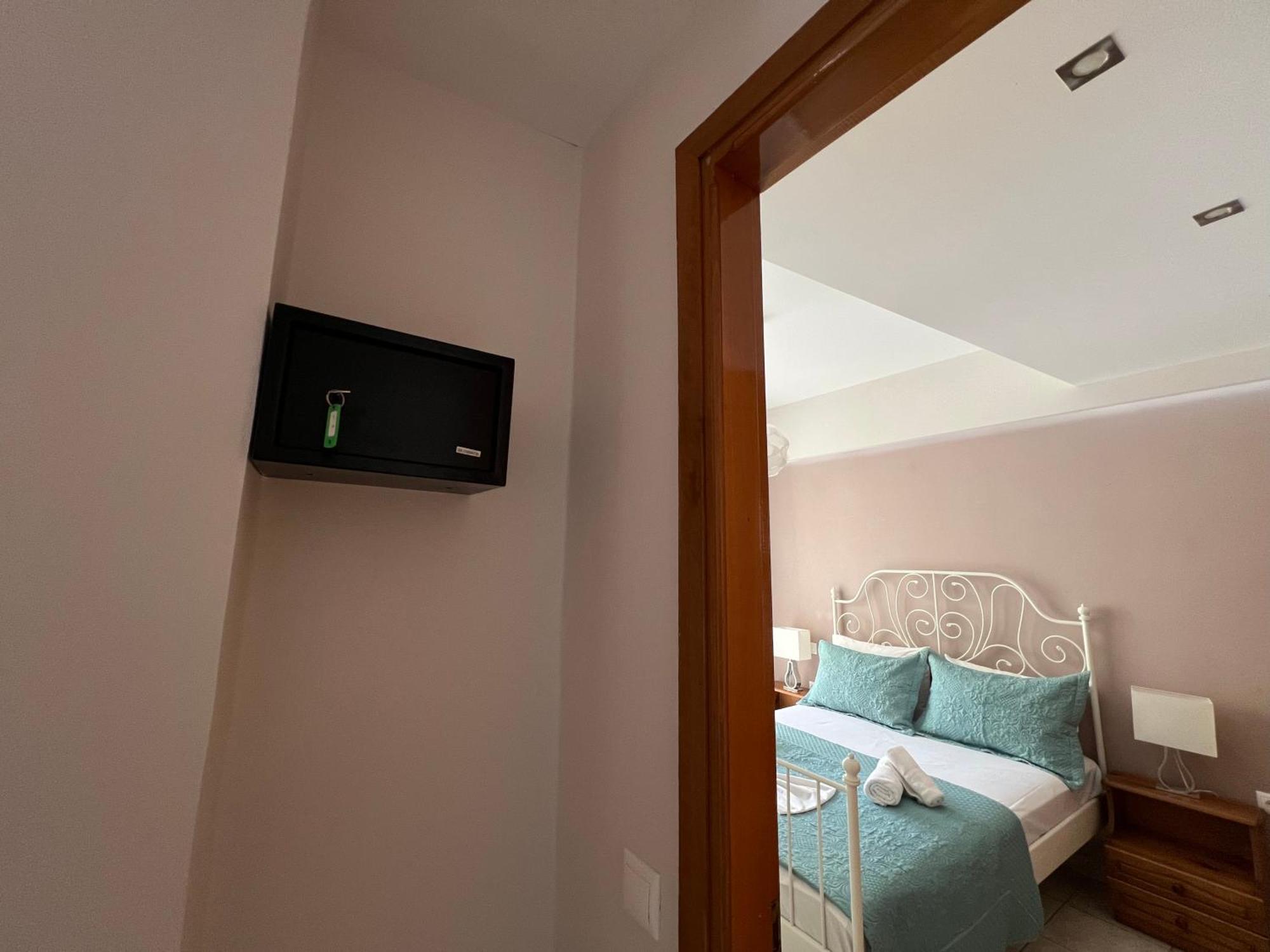 Artemis Rooms Two Steps By The Sea Platanés Exterior foto