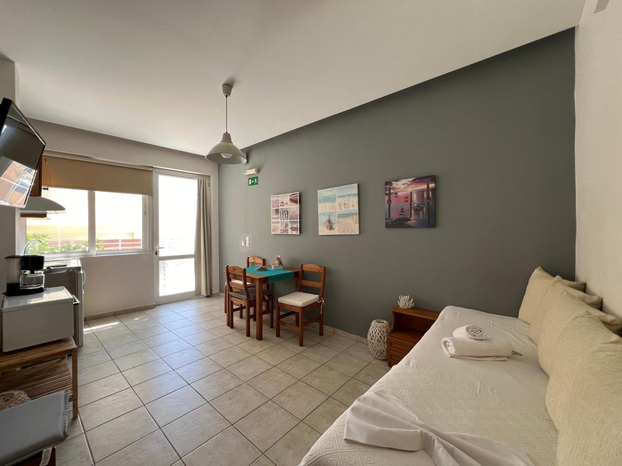 Artemis Rooms Two Steps By The Sea Platanés Exterior foto