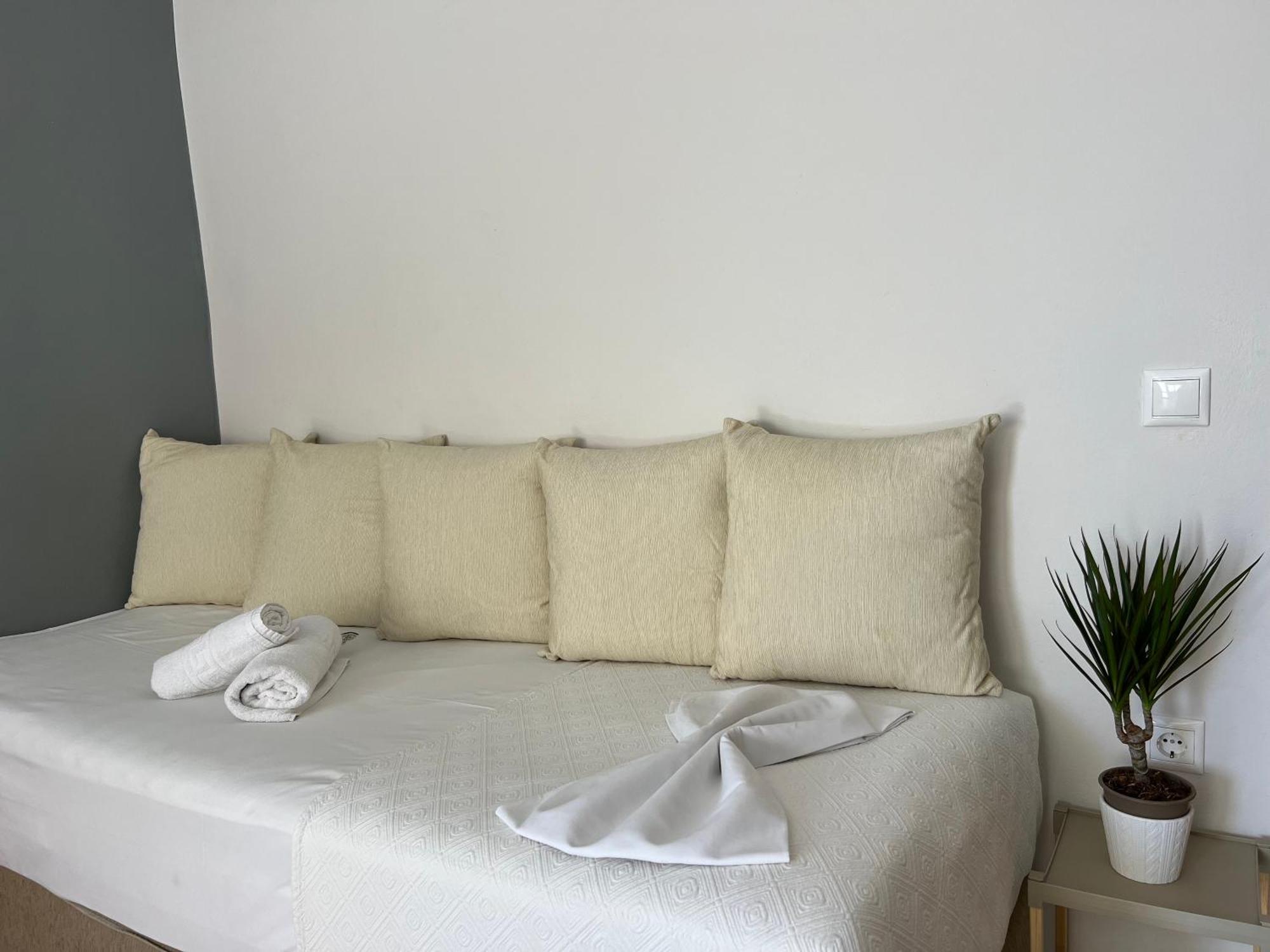 Artemis Rooms Two Steps By The Sea Platanés Exterior foto